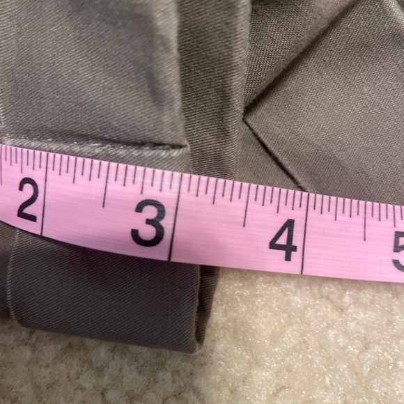 Old navy army green, chino shorts size 6, rolled hem - Picture 5 of 7